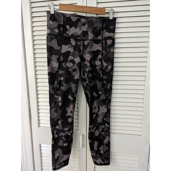 🎃 Athleta Lightning Camo 7/8 Tight Small - Picture 1 of 5